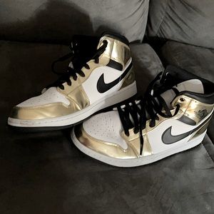 Jordan 1 Mid SE "Metallic Gold" Men's Shoe